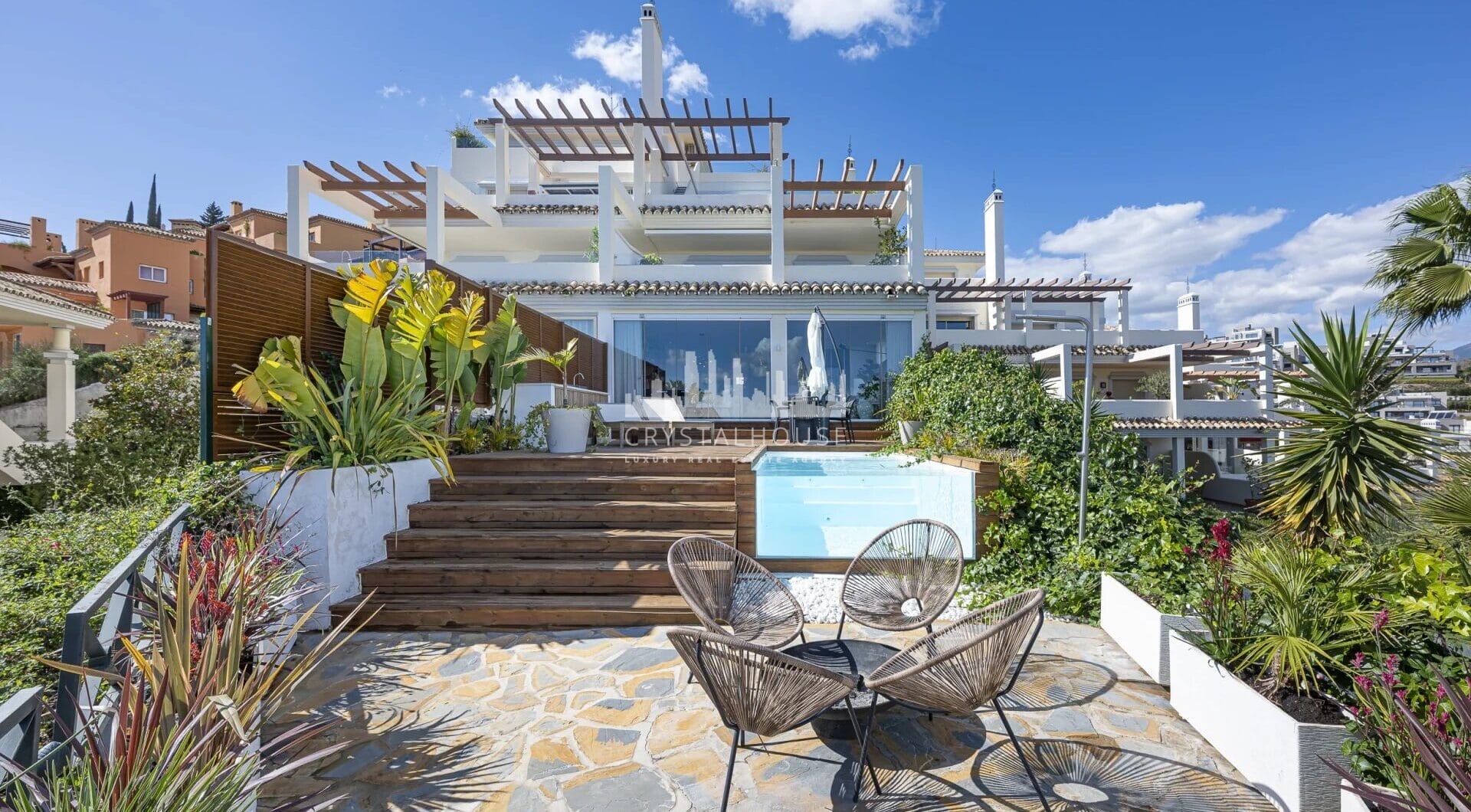 Experience luxury living in this stunning ground floor apartment located in the prestigious Palacetes de Les Belvederes.