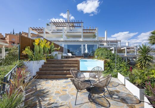 Experience luxury living in this stunning ground floor apartment located in the prestigious Palacetes de Les Belvederes.