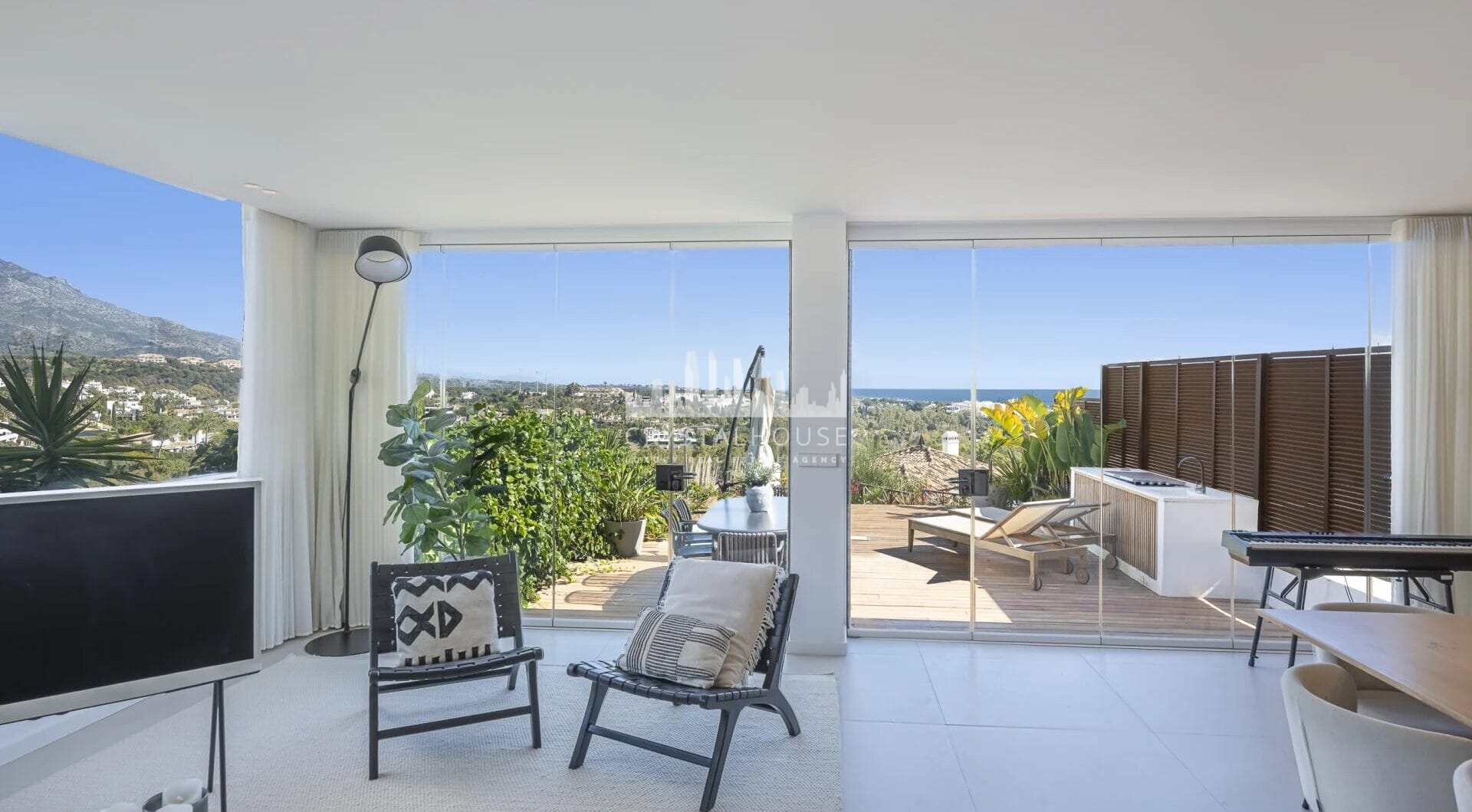 Experience luxury living in this stunning ground floor apartment located in the prestigious Palacetes de Les Belvederes.