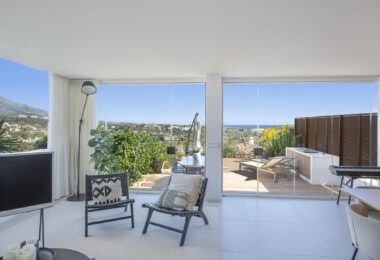 Experience luxury living in this stunning ground floor apartment located in the prestigious Palacetes de Les Belvederes.