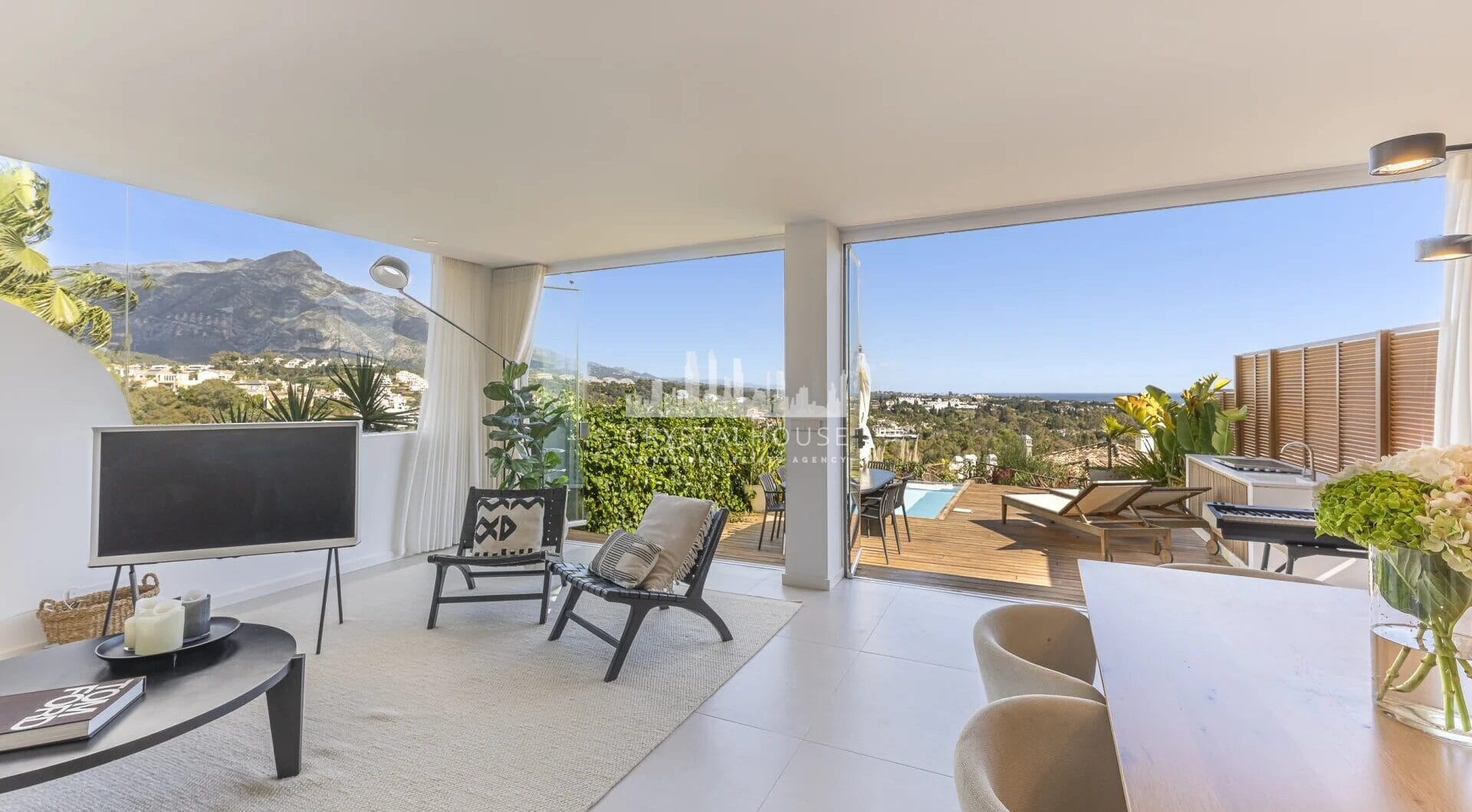 Experience luxury living in this stunning ground floor apartment located in the prestigious Palacetes de Les Belvederes.