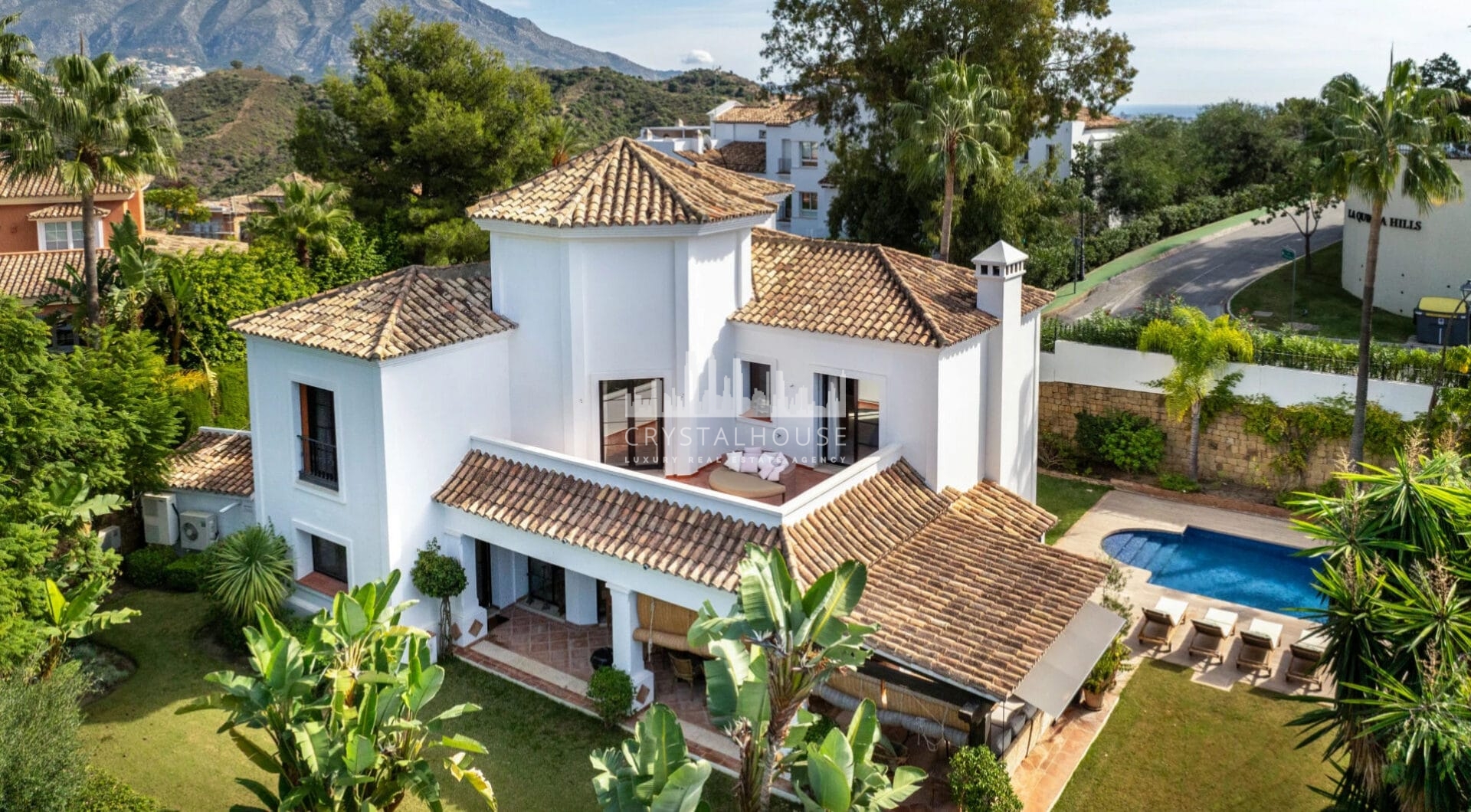 Discover this spectacular property located in the prestigious area of La Quinta, Benahavis, ideal for golf enthusiasts and Mediterranean living.