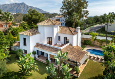 Discover this spectacular property located in the prestigious area of La Quinta, Benahavis, ideal for golf enthusiasts and Mediterranean living.