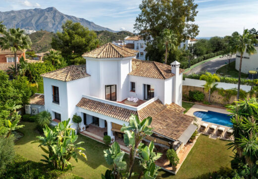 Discover this spectacular property located in the prestigious area of La Quinta, Benahavis, ideal for golf enthusiasts and Mediterranean living.