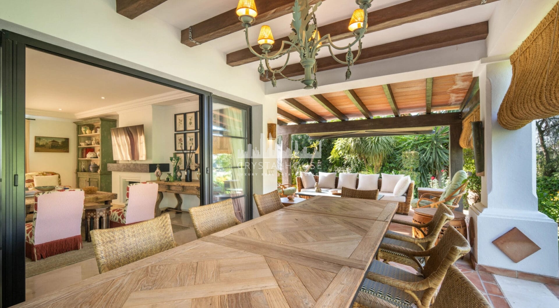 Discover this spectacular property located in the prestigious area of La Quinta, Benahavis, ideal for golf enthusiasts and Mediterranean living.
