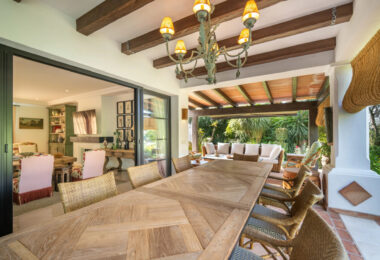Discover this spectacular property located in the prestigious area of La Quinta, Benahavis, ideal for golf enthusiasts and Mediterranean living.