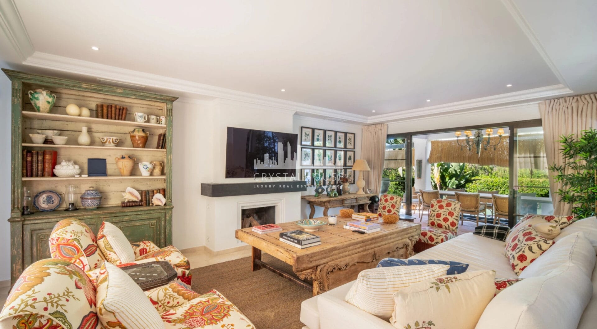 Discover this spectacular property located in the prestigious area of La Quinta, Benahavis, ideal for golf enthusiasts and Mediterranean living.