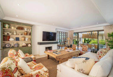 Discover this spectacular property located in the prestigious area of La Quinta, Benahavis, ideal for golf enthusiasts and Mediterranean living.