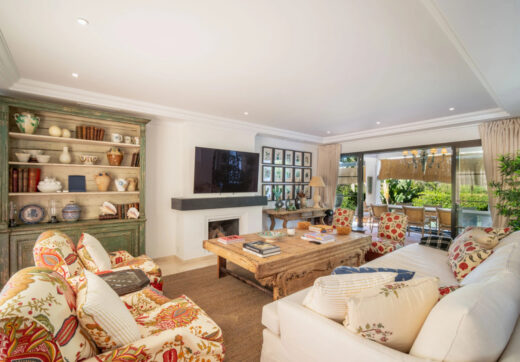 Discover this spectacular property located in the prestigious area of La Quinta, Benahavis, ideal for golf enthusiasts and Mediterranean living.