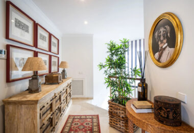 Discover this spectacular property located in the prestigious area of La Quinta, Benahavis, ideal for golf enthusiasts and Mediterranean living.