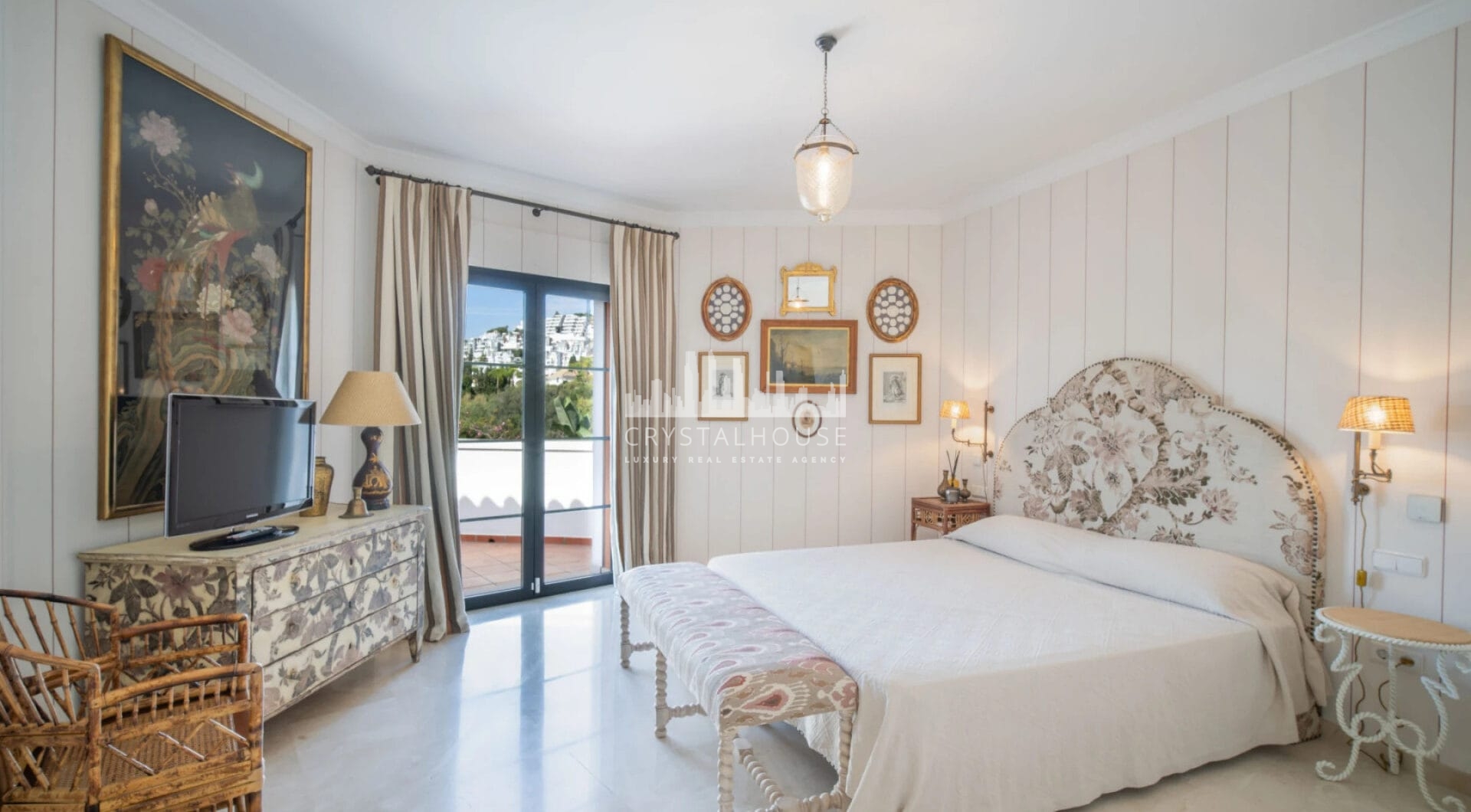 Discover this spectacular property located in the prestigious area of La Quinta, Benahavis, ideal for golf enthusiasts and Mediterranean living.