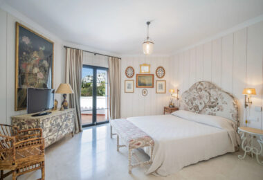 Discover this spectacular property located in the prestigious area of La Quinta, Benahavis, ideal for golf enthusiasts and Mediterranean living.