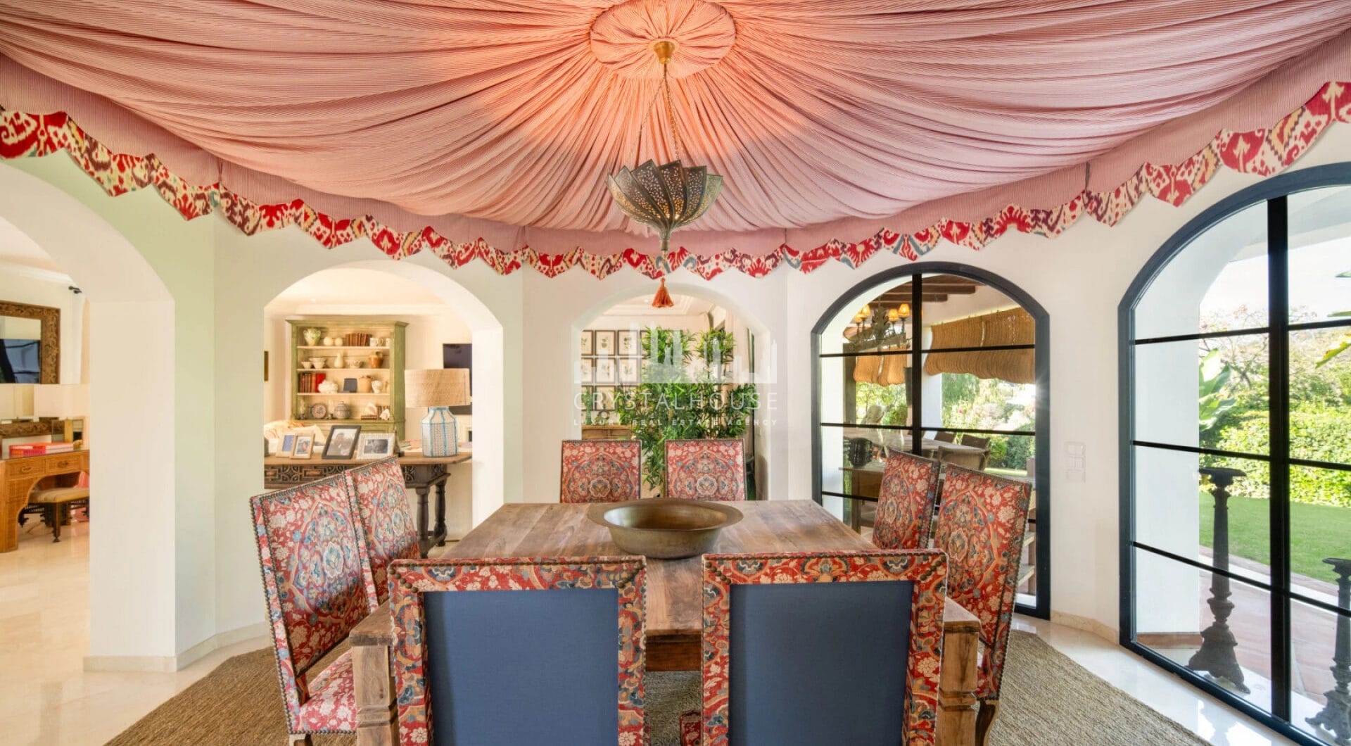 Discover this spectacular property located in the prestigious area of La Quinta, Benahavis, ideal for golf enthusiasts and Mediterranean living.