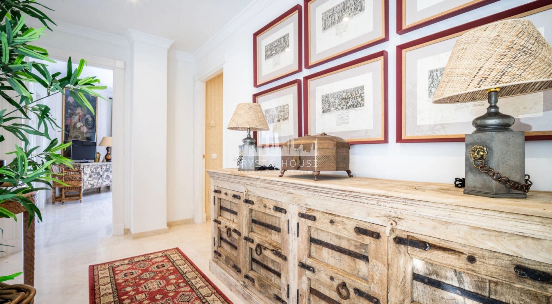 Discover this spectacular property located in the prestigious area of La Quinta, Benahavis, ideal for golf enthusiasts and Mediterranean living.