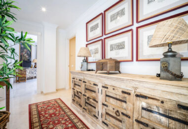 Discover this spectacular property located in the prestigious area of La Quinta, Benahavis, ideal for golf enthusiasts and Mediterranean living.