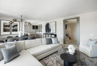 Situated in the exclusive and tranquil community of Monte Paraiso on Marbella's prestigious Golden Mile, Marismas 1 is an exceptional duplex apartment refurbished by the renowned Oak Estates.
