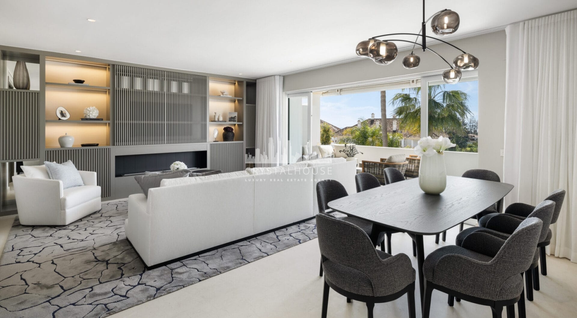 Situated in the exclusive and tranquil community of Monte Paraiso on Marbella's prestigious Golden Mile, Marismas 1 is an exceptional duplex apartment refurbished by the renowned Oak Estates.