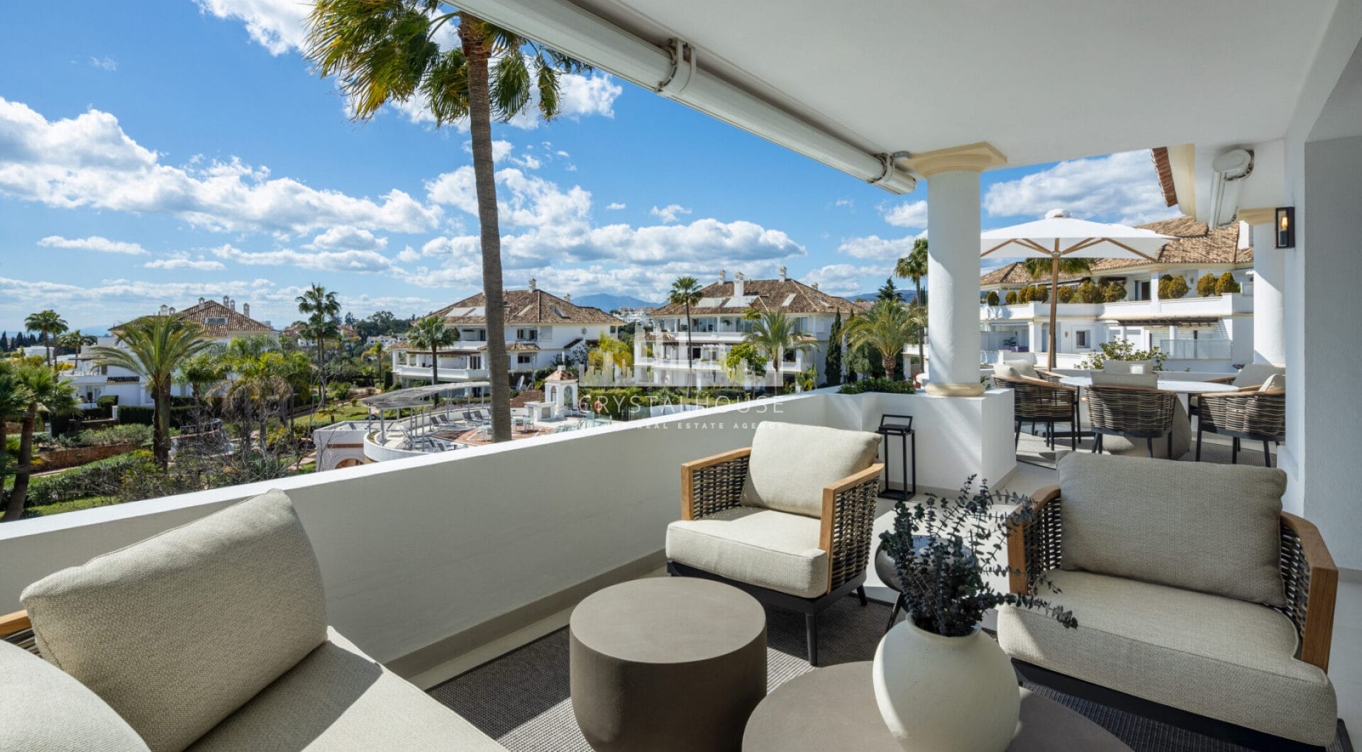 Situated in the exclusive and tranquil community of Monte Paraiso on Marbella's prestigious Golden Mile, Marismas 1 is an exceptional duplex apartment refurbished by the renowned Oak Estates.