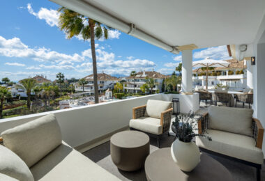 Situated in the exclusive and tranquil community of Monte Paraiso on Marbella's prestigious Golden Mile, Marismas 1 is an exceptional duplex apartment refurbished by the renowned Oak Estates.