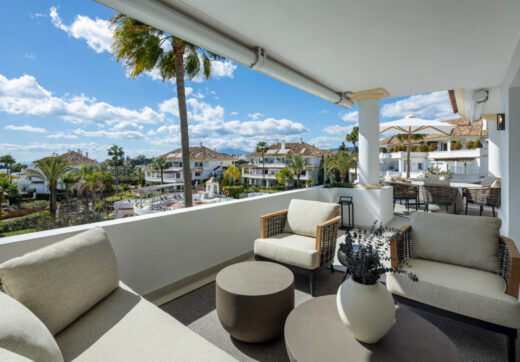 Situated in the exclusive and tranquil community of Monte Paraiso on Marbella's prestigious Golden Mile, Marismas 1 is an exceptional duplex apartment refurbished by the renowned Oak Estates.