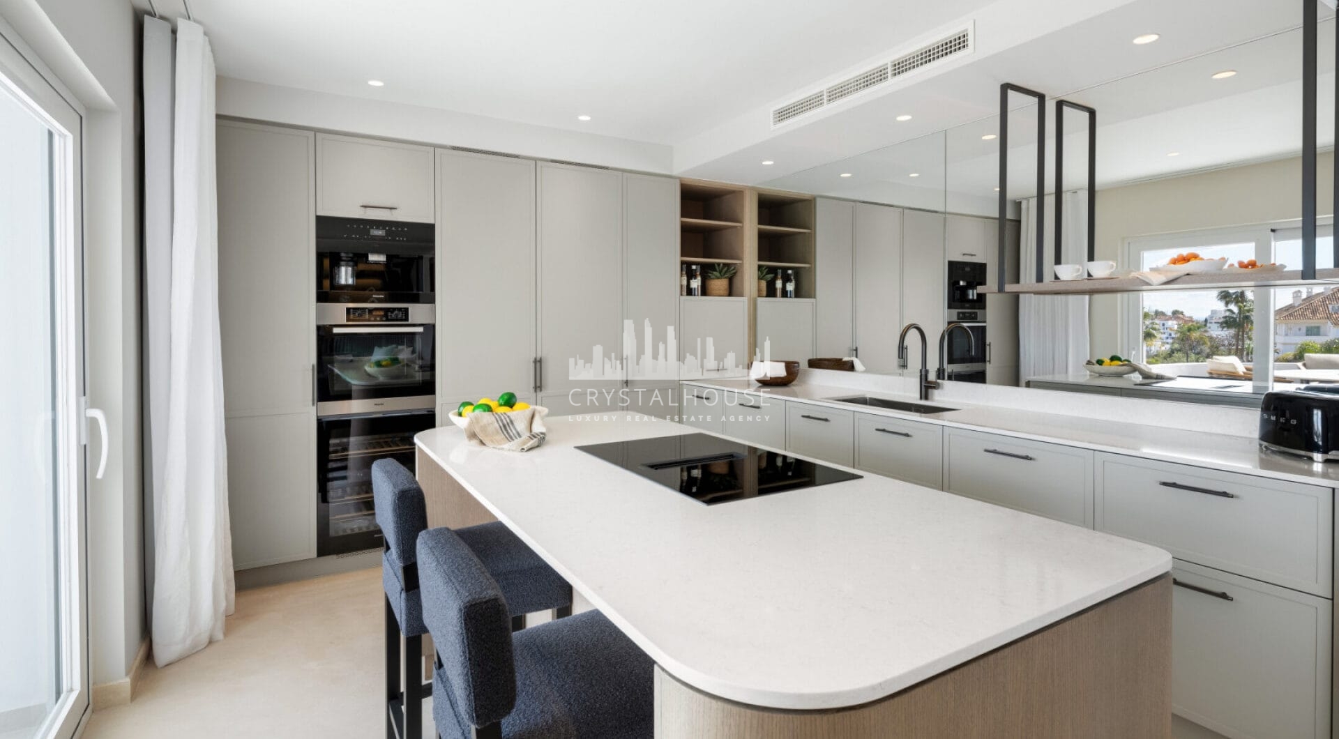 Situated in the exclusive and tranquil community of Monte Paraiso on Marbella's prestigious Golden Mile, Marismas 1 is an exceptional duplex apartment refurbished by the renowned Oak Estates.