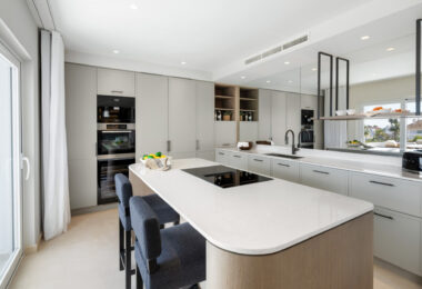 Situated in the exclusive and tranquil community of Monte Paraiso on Marbella's prestigious Golden Mile, Marismas 1 is an exceptional duplex apartment refurbished by the renowned Oak Estates.