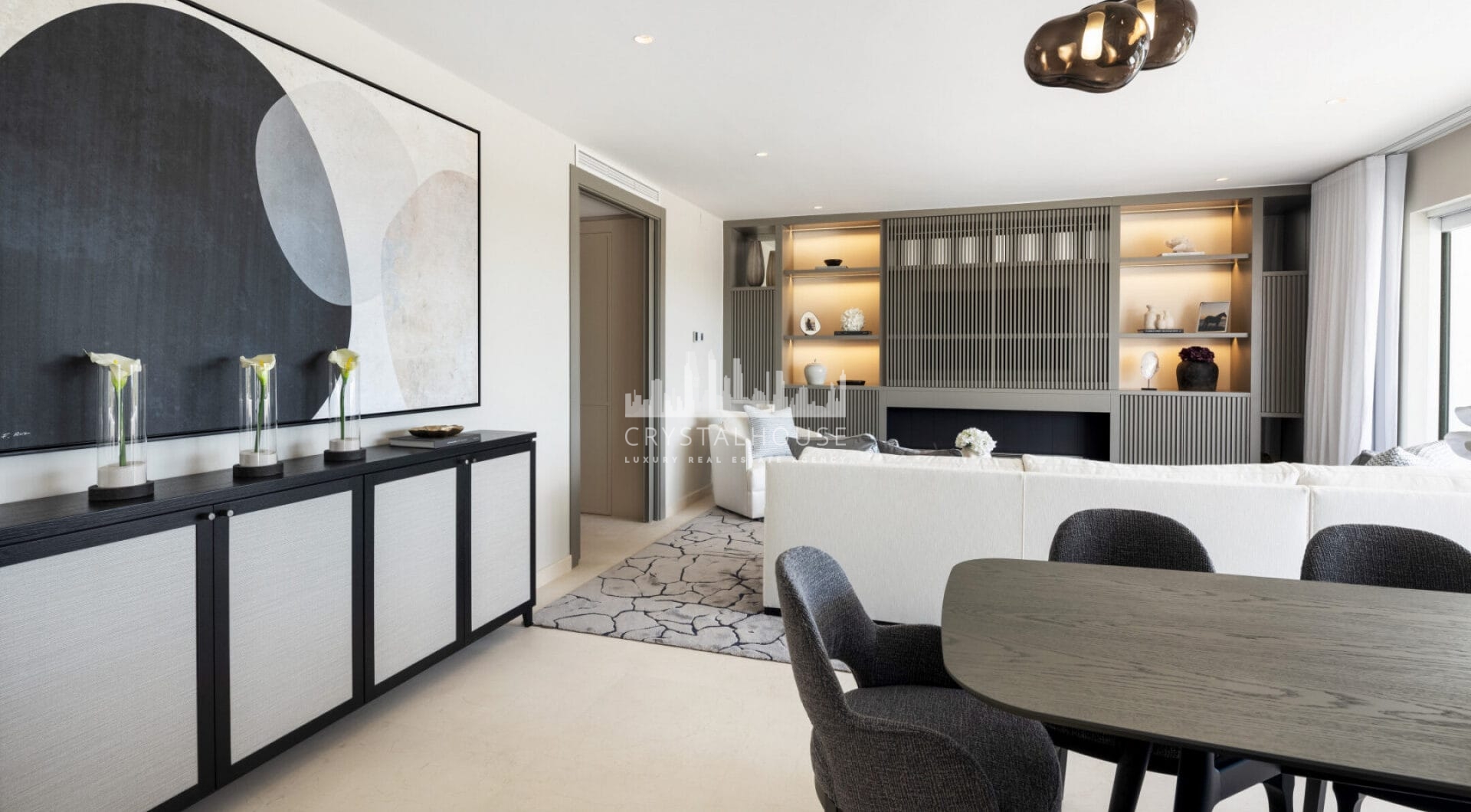 Situated in the exclusive and tranquil community of Monte Paraiso on Marbella's prestigious Golden Mile, Marismas 1 is an exceptional duplex apartment refurbished by the renowned Oak Estates.