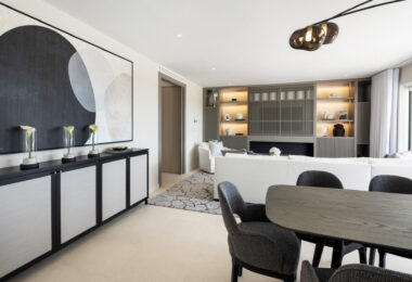 Situated in the exclusive and tranquil community of Monte Paraiso on Marbella's prestigious Golden Mile, Marismas 1 is an exceptional duplex apartment refurbished by the renowned Oak Estates.