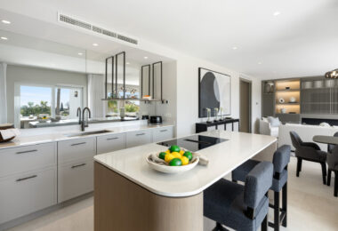Situated in the exclusive and tranquil community of Monte Paraiso on Marbella's prestigious Golden Mile, Marismas 1 is an exceptional duplex apartment refurbished by the renowned Oak Estates.