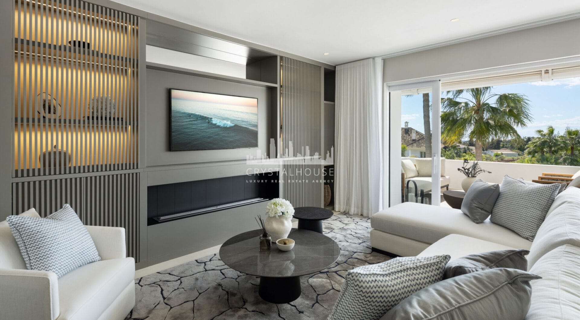Situated in the exclusive and tranquil community of Monte Paraiso on Marbella's prestigious Golden Mile, Marismas 1 is an exceptional duplex apartment refurbished by the renowned Oak Estates.