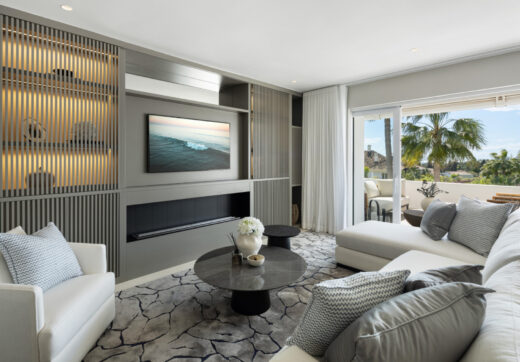 Situated in the exclusive and tranquil community of Monte Paraiso on Marbella's prestigious Golden Mile, Marismas 1 is an exceptional duplex apartment refurbished by the renowned Oak Estates.