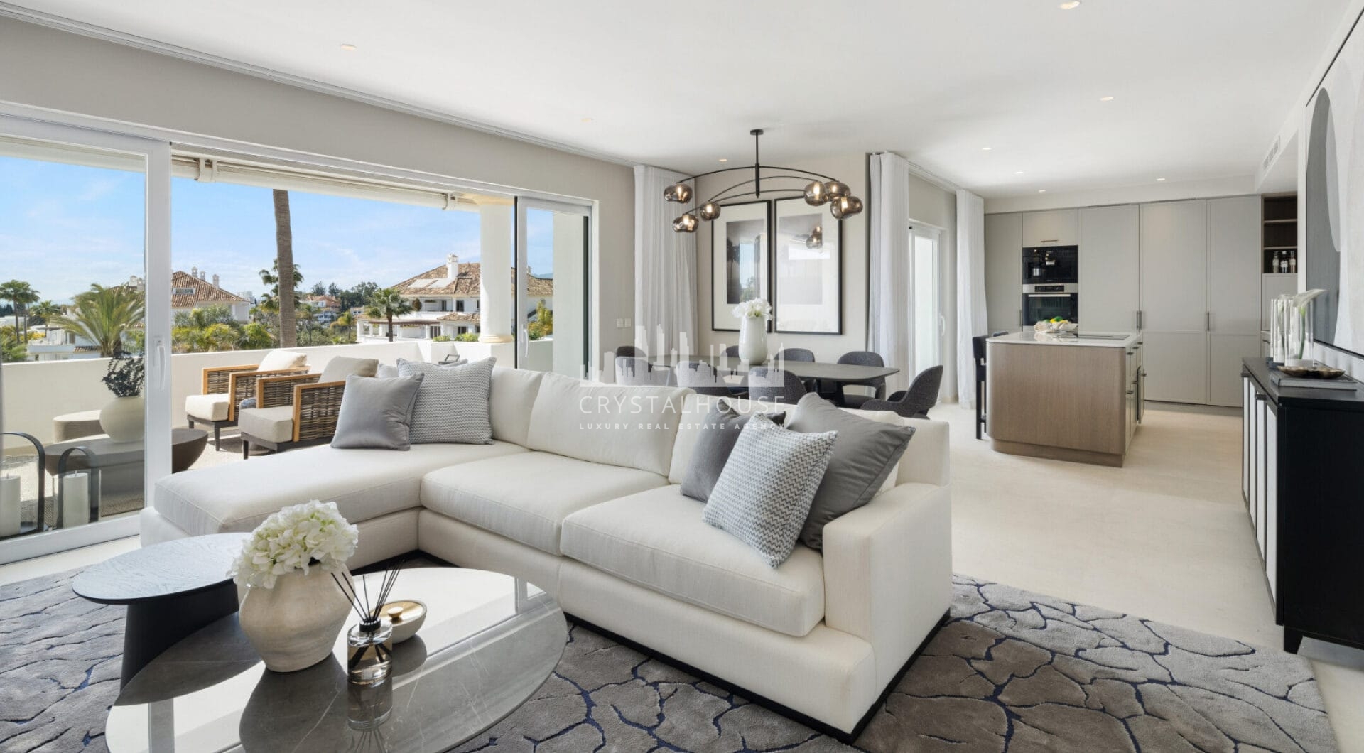 Situated in the exclusive and tranquil community of Monte Paraiso on Marbella's prestigious Golden Mile, Marismas 1 is an exceptional duplex apartment refurbished by the renowned Oak Estates.