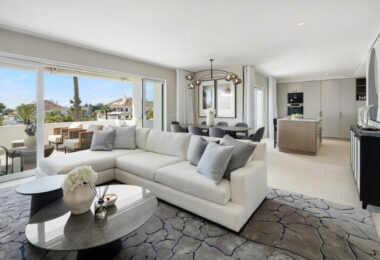 Situated in the exclusive and tranquil community of Monte Paraiso on Marbella's prestigious Golden Mile, Marismas 1 is an exceptional duplex apartment refurbished by the renowned Oak Estates.