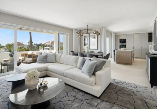 Situated in the exclusive and tranquil community of Monte Paraiso on Marbella's prestigious Golden Mile, Marismas 1 is an exceptional duplex apartment refurbished by the renowned Oak Estates.