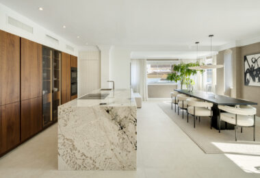Located in the sought-after area of the Marbella Golden Mile, Costa PH is an exceptional duplex penthouse offering panoramic sea and mountain views.