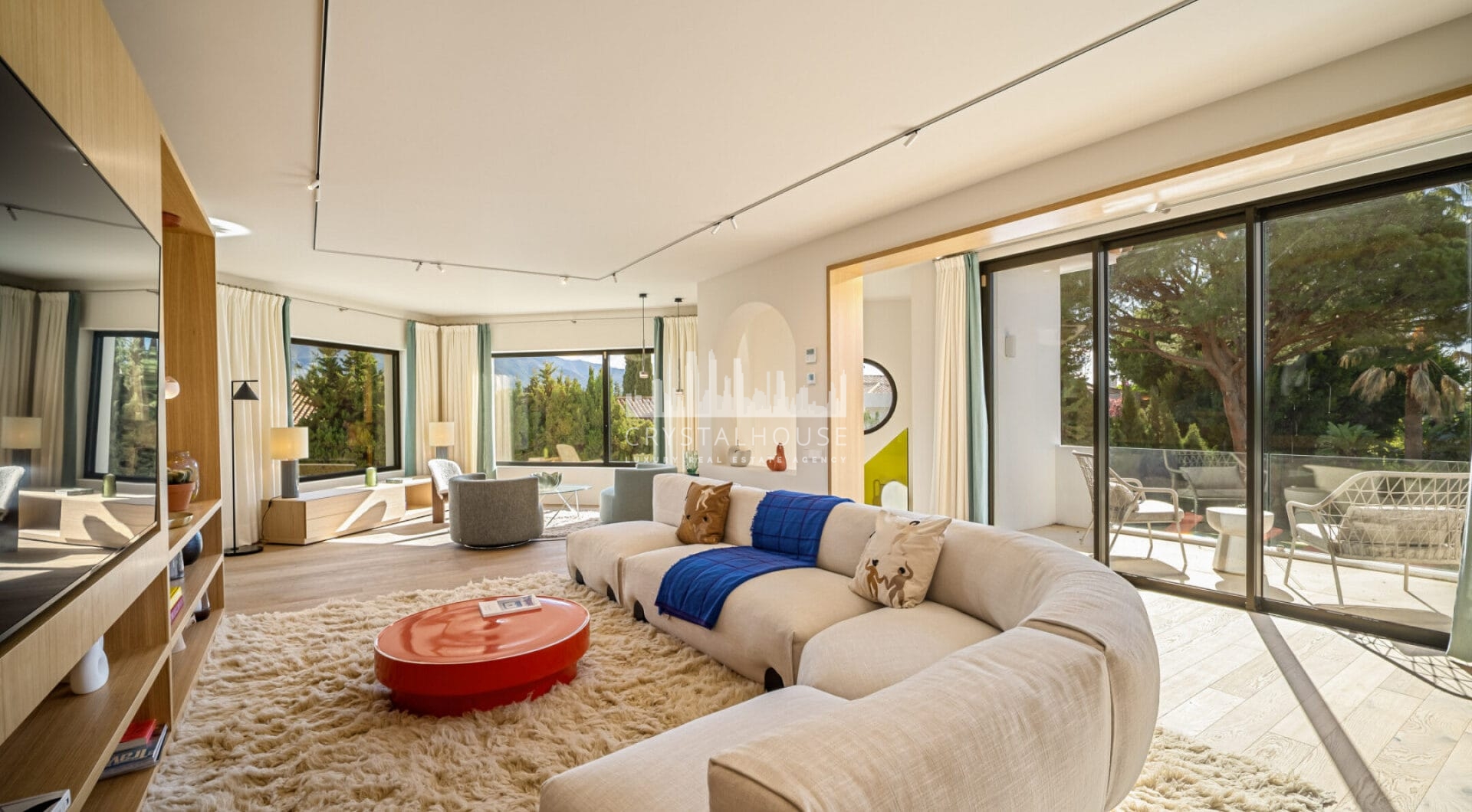 Villa Madrisa is a stunning Mediterranean villa located in the heart of Nueva Andalucía.