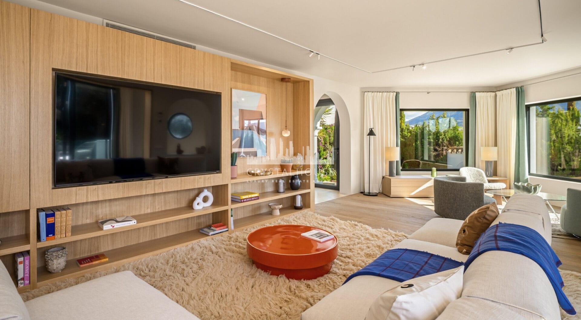 Villa Madrisa is a stunning Mediterranean villa located in the heart of Nueva Andalucía.