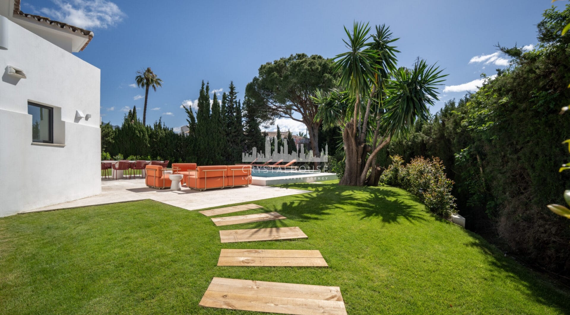 Villa Madrisa is a stunning Mediterranean villa located in the heart of Nueva Andalucía.