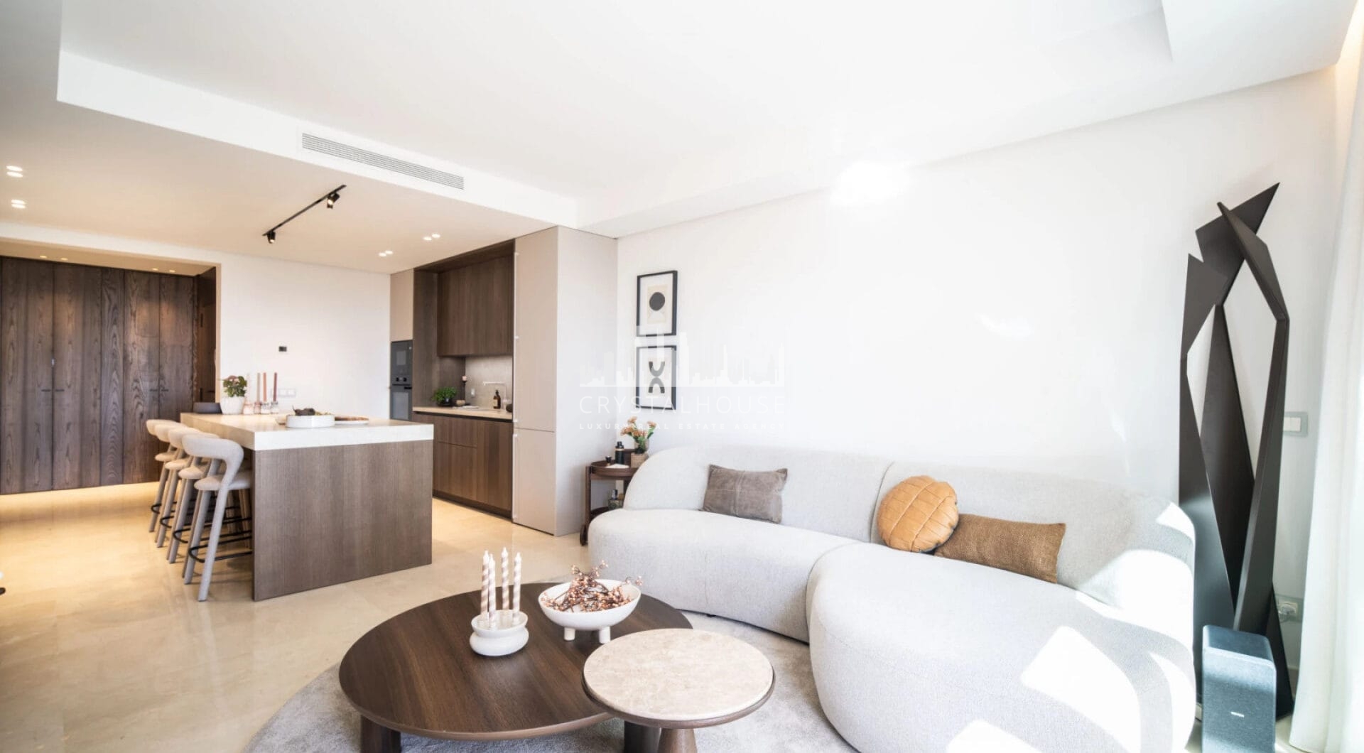 Discover the epitome of luxury living with this exceptional penthouse in Buenavista, La Quinta, perfectly situated to enjoy panoramic views of the sea, mountains and surrounding golf greens.