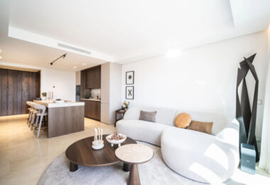 Discover the epitome of luxury living with this exceptional penthouse in Buenavista, La Quinta, perfectly situated to enjoy panoramic views of the sea, mountains and surrounding golf greens.