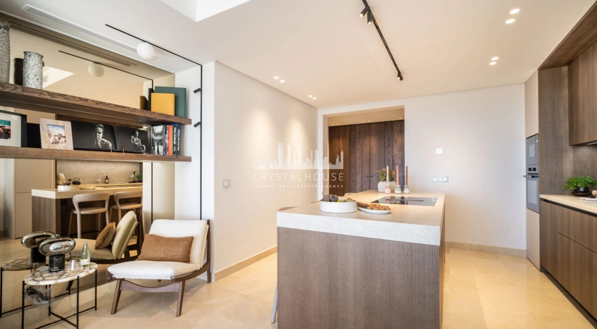 Discover the epitome of luxury living with this exceptional penthouse in Buenavista, La Quinta, perfectly situated to enjoy panoramic views of the sea, mountains and surrounding golf greens.