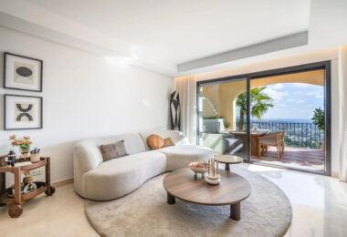 Discover the epitome of luxury living with this exceptional penthouse in Buenavista, La Quinta, perfectly situated to enjoy panoramic views of the sea, mountains and surrounding golf greens.