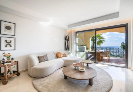 Discover the epitome of luxury living with this exceptional penthouse in Buenavista, La Quinta, perfectly situated to enjoy panoramic views of the sea, mountains and surrounding golf greens.