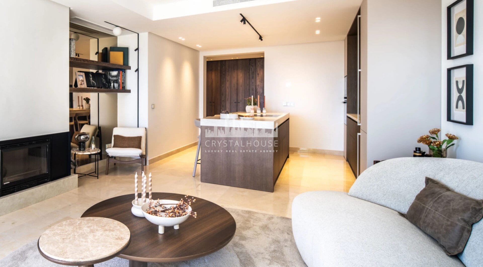 Discover the epitome of luxury living with this exceptional penthouse in Buenavista, La Quinta, perfectly situated to enjoy panoramic views of the sea, mountains and surrounding golf greens.