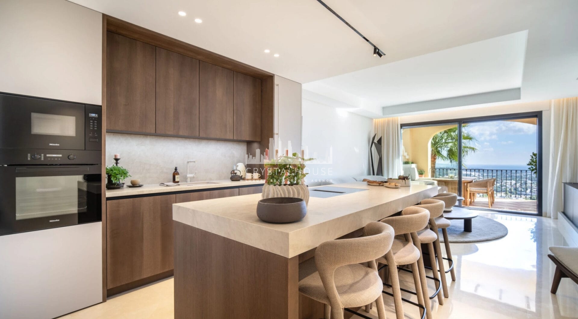 Discover the epitome of luxury living with this exceptional penthouse in Buenavista, La Quinta, perfectly situated to enjoy panoramic views of the sea, mountains and surrounding golf greens.
