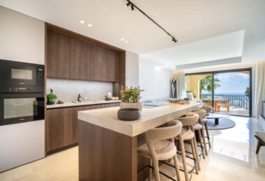 Discover the epitome of luxury living with this exceptional penthouse in Buenavista, La Quinta, perfectly situated to enjoy panoramic views of the sea, mountains and surrounding golf greens.
