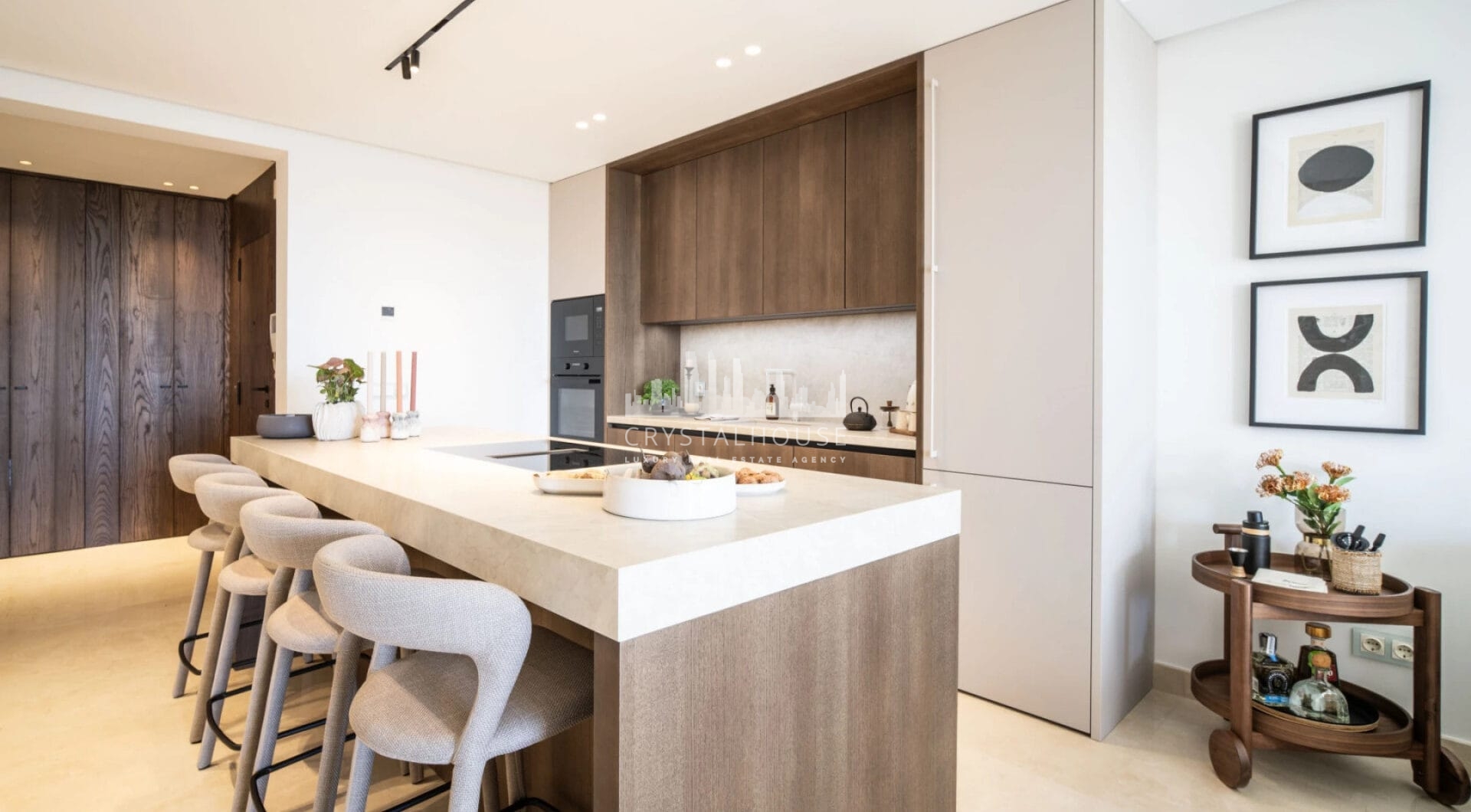 Discover the epitome of luxury living with this exceptional penthouse in Buenavista, La Quinta, perfectly situated to enjoy panoramic views of the sea, mountains and surrounding golf greens.