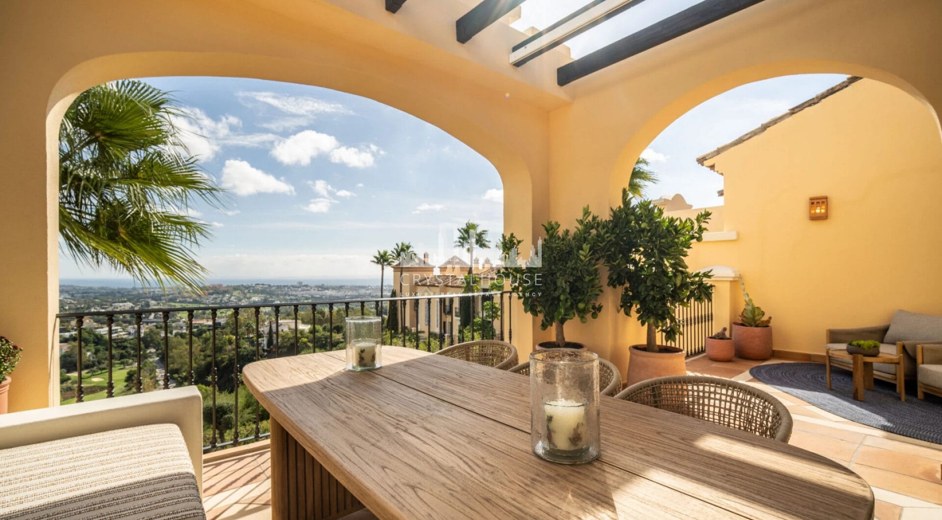 Discover the epitome of luxury living with this exceptional penthouse in Buenavista, La Quinta, perfectly situated to enjoy panoramic views of the sea, mountains and surrounding golf greens.