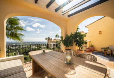 Discover the epitome of luxury living with this exceptional penthouse in Buenavista, La Quinta, perfectly situated to enjoy panoramic views of the sea, mountains and surrounding golf greens.