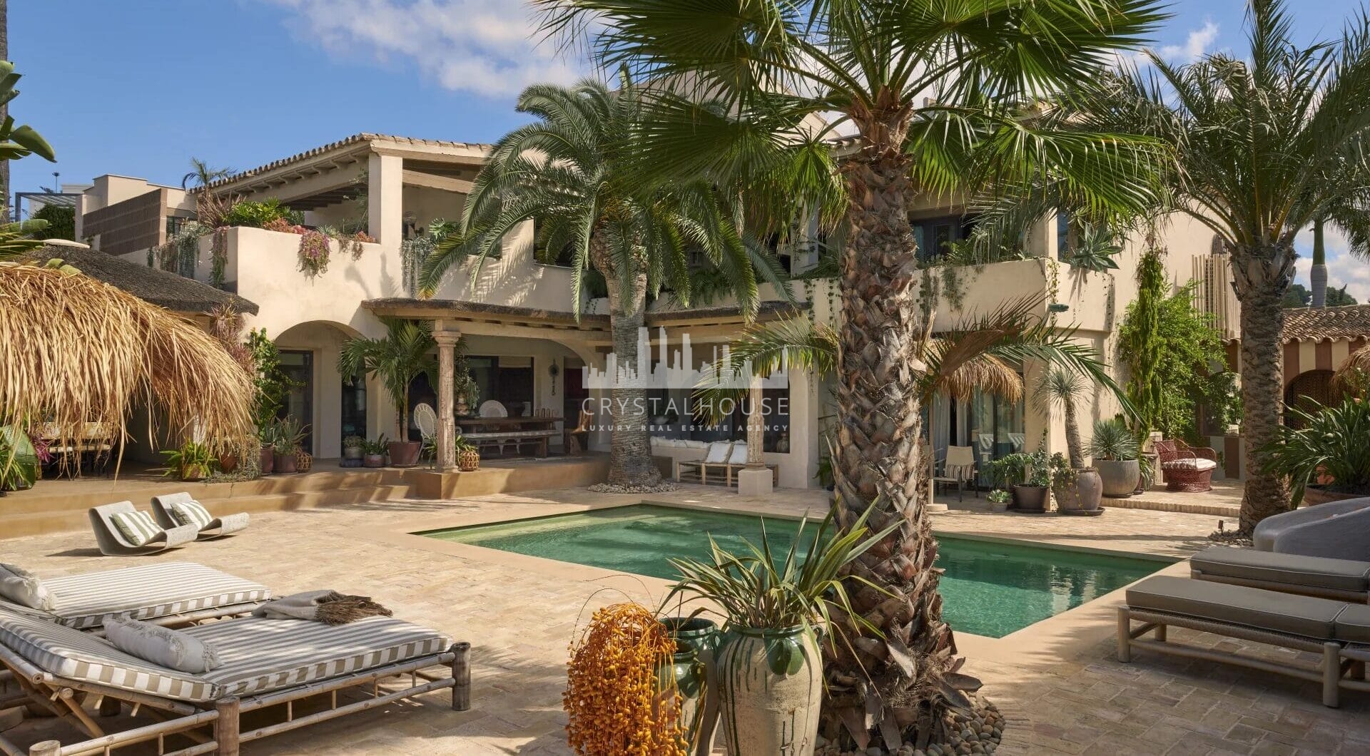 Situated in the coveted enclave of Los Monteros Playa in Marbella East, this extraordinary estate offers a rare opportunity to own a unique sanctuary in one of the Costa del Sol’s most exclusive beachfront communities.